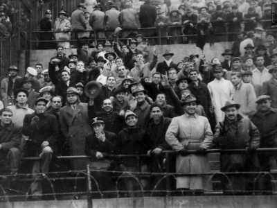 Tra gli spalti durante l�intervallo girava anche un fotografo che immortalava (a pagamento) i tifosi che glielo chiedevano (foto scattata duranta un Bari-Atalanta del 15 febbraio 1948)